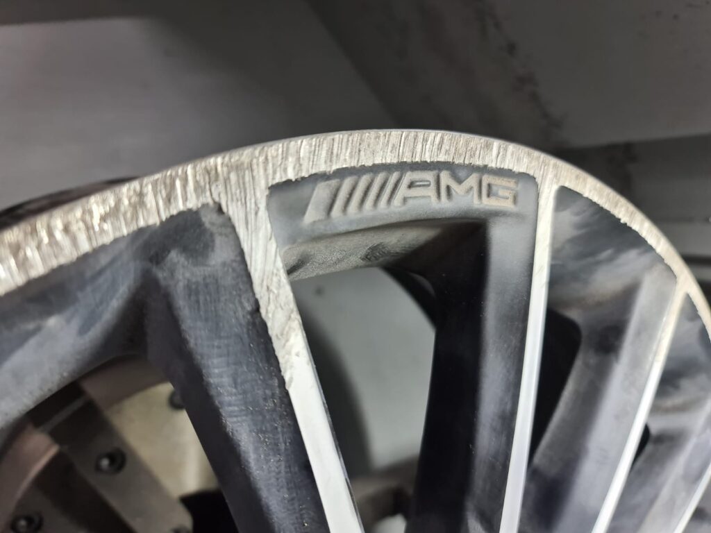 Reparatur v. Bordsteinschäden - Mercedes AMG Felge Bordsteinschäden
